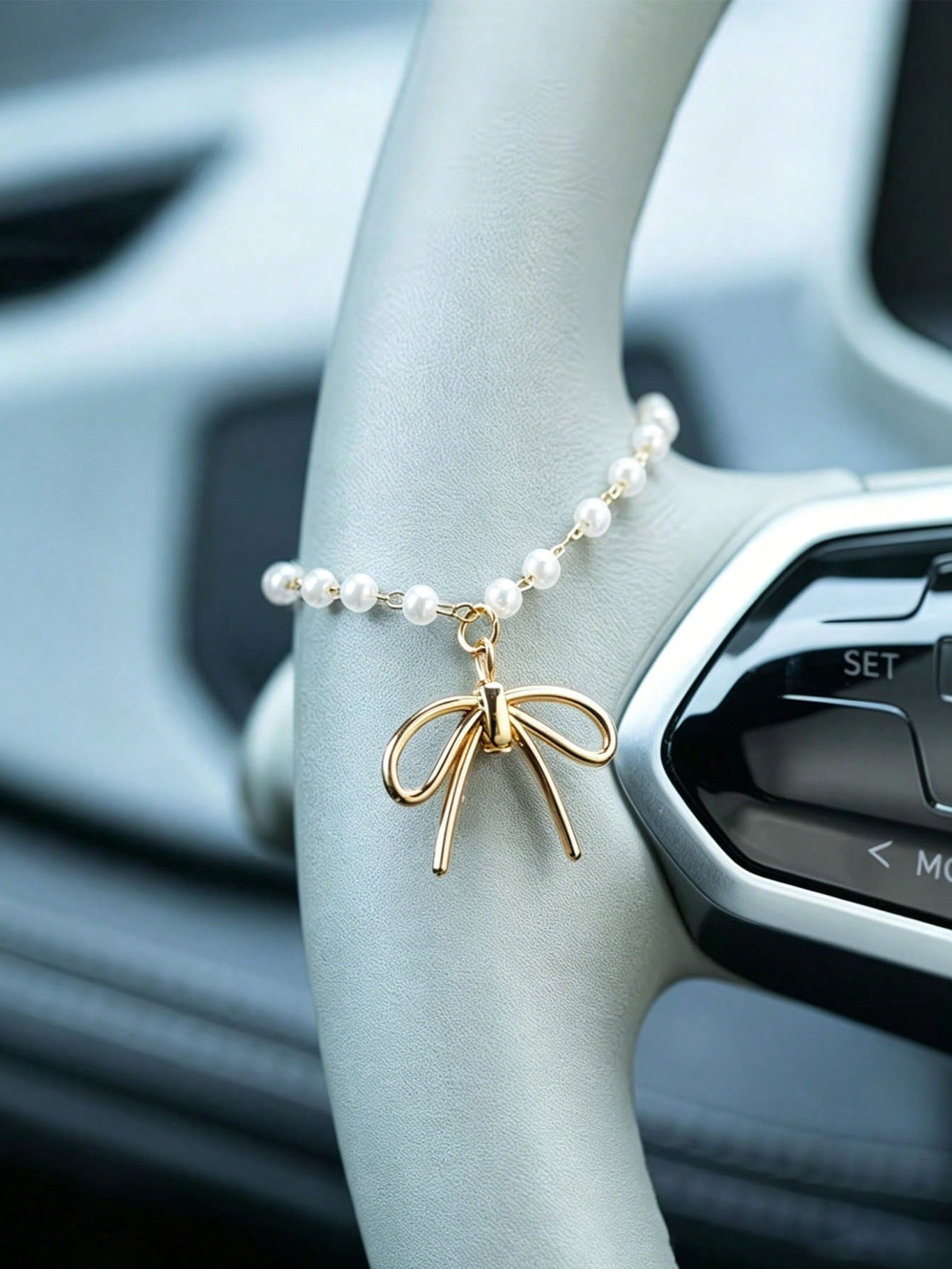Car Accessories Mirror Hanging - Perlen-Schleifen-Autoanhänger aus Legierung, modischer Rückspiegel-Anhänger, minimalistische