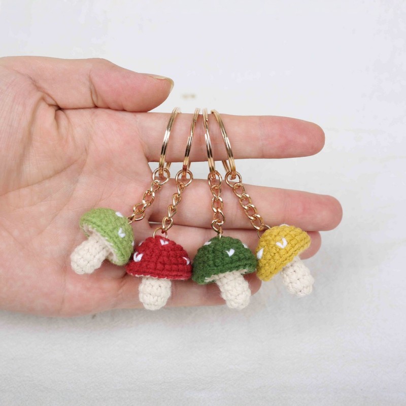 Car Accessories Wholesale - Mehrfarbige Kleine Pilz-Häkel-Schlüsselanhänger Handgefertigte Gestrickte Mini-Pilz-Schlüsselanhänger