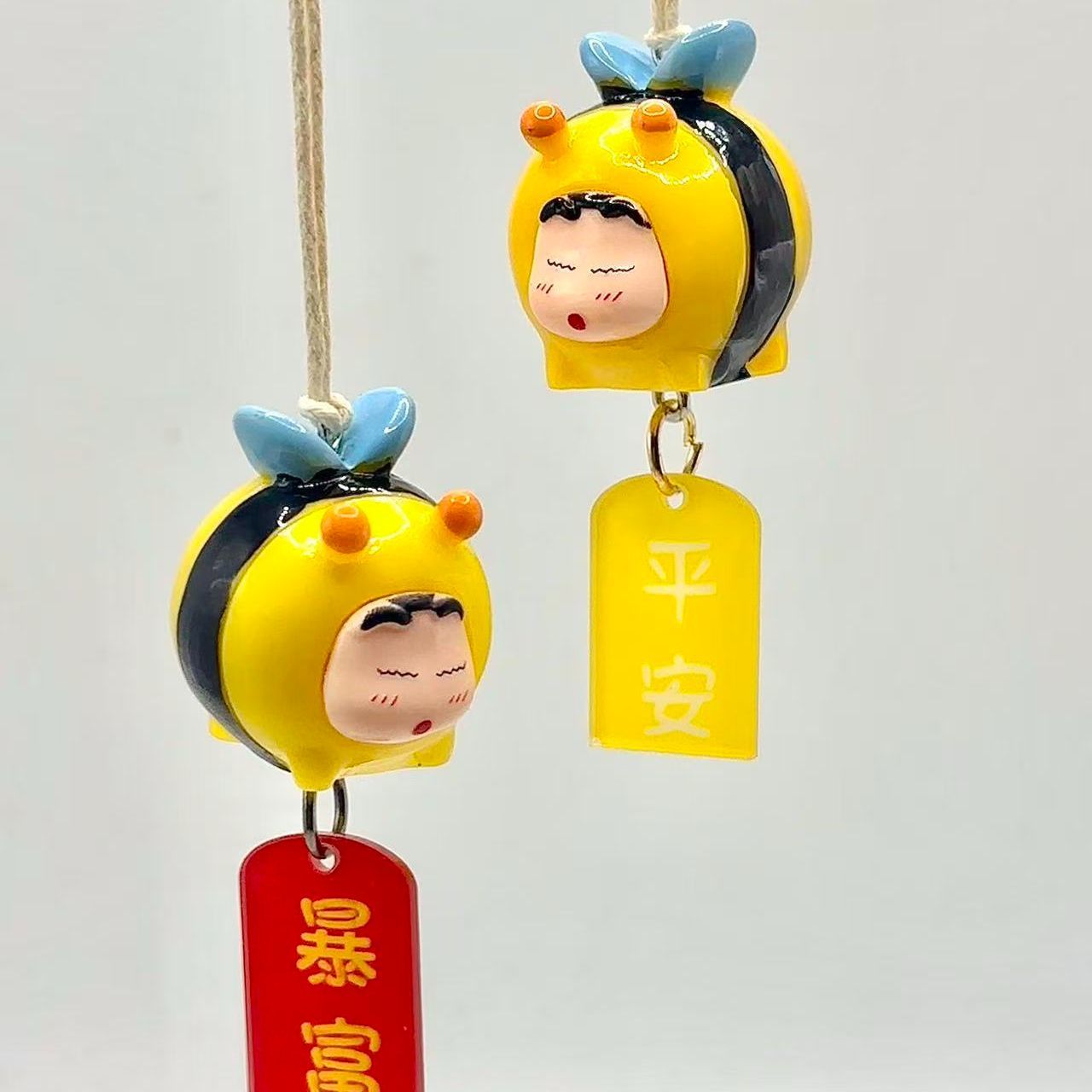 Car Accessories For Interior - Crayon Shin-chan Bienen-Cosplay-Figur Auto-Hängeanhänger Rückspiegel-Ornament Auto-Innenausstattung